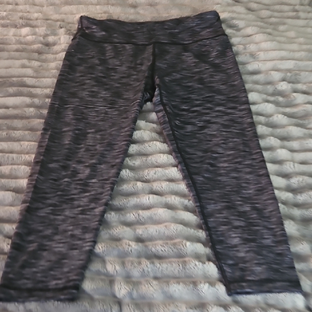 Black Patterned Capri Athletic Leggings